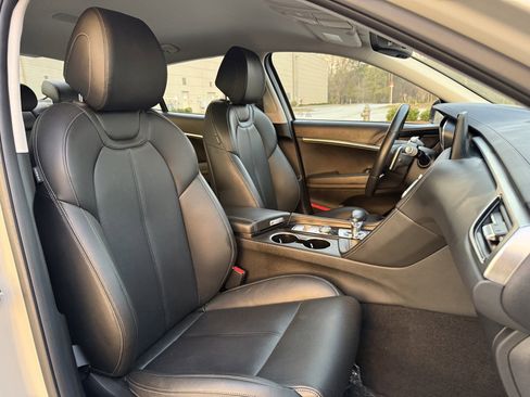 Used 2025 Genesis G70 2.5T image 36
