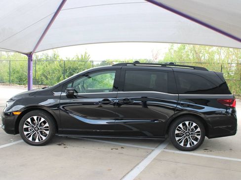 Used 2025 Honda Odyssey Elite image 2