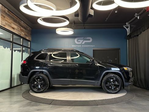 Used 2019 Jeep Cherokee Latitude Plus AWD/4WD image 2