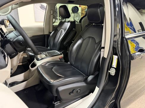 Used 2023 Chrysler Pacifica Touring-L FWD image 44