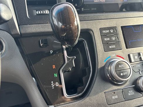 Used 2017 Toyota Sienna XLE image 28