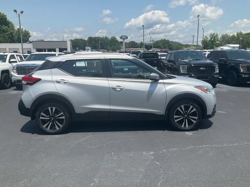Used 2019 Nissan Kicks SV FWD image 4