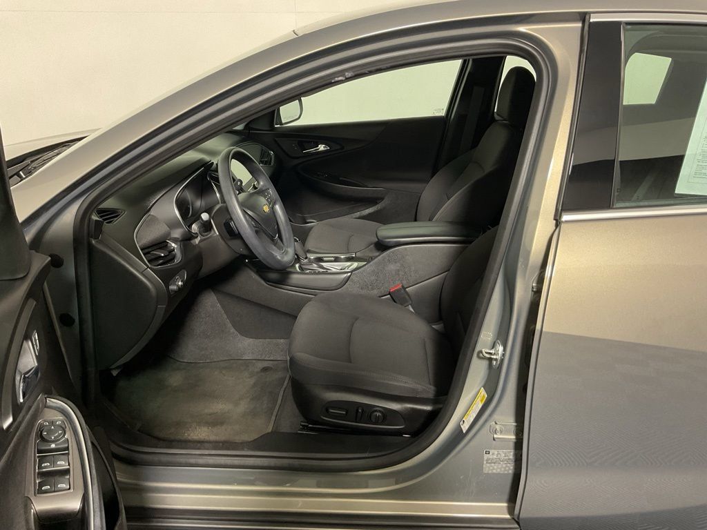 Used 2017 Chevrolet Malibu LT FWD image 19