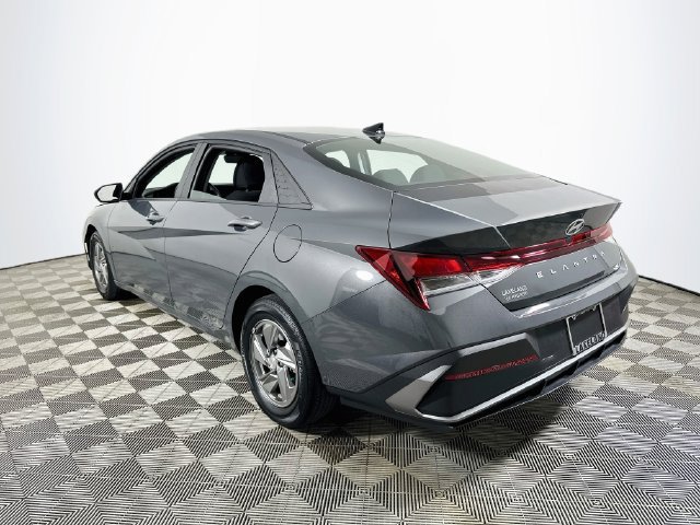 Used 2025 Hyundai Elantra SE w/ Cargo Package FWD image 5