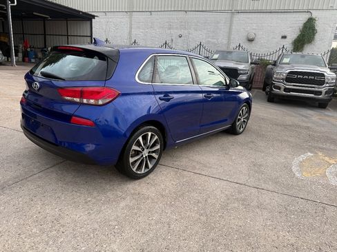 Used 2019 Hyundai Elantra GT FWD image 4