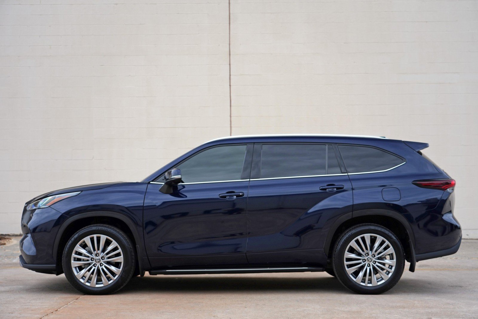 Used 2024 Toyota Highlander Platinum FWD image 9
