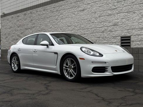 Used 2015 Porsche Panamera 4 image 4