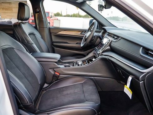 New 2025 Jeep Grand Cherokee Altitude image 17