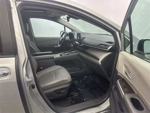 Used 2024 Toyota Sienna XLE image 14
