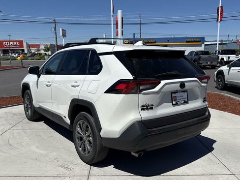 Used 2022 Toyota RAV4 XLE Premium AWD/4WD image 5