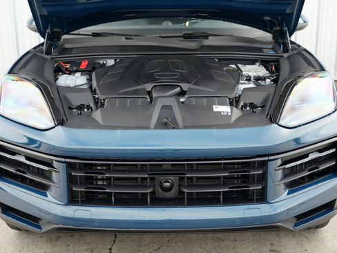 Used 2024 Porsche Cayenne w/ Premium Package image 8