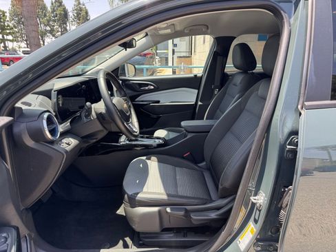 Used 2025 Chevrolet Trax LT w/ LT Convenience Package FWD image 27