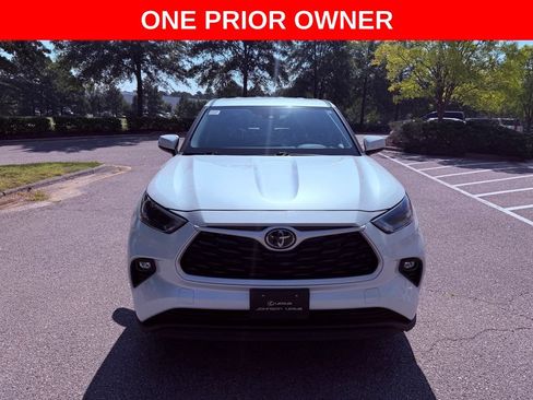 Used 2023 Toyota Highlander LE FWD image 2