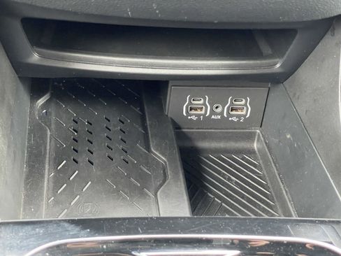 Used 2025 Chrysler Pacifica Limited image 26