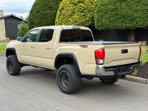 Used 2017 Toyota Tacoma TRD Off-Road AWD/4WD image 3