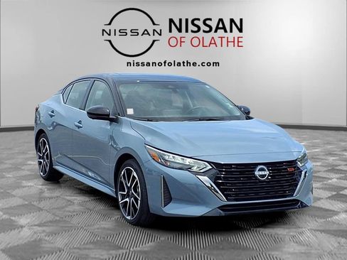 Used 2025 Nissan Sentra SR w/ SR Premium Package FWD image 31