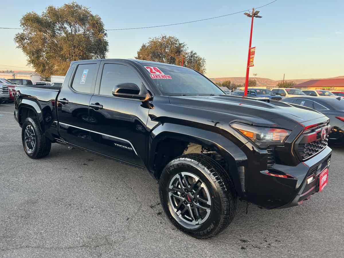 Used 2024 Toyota Tacoma TRD Sport AWD/4WD image 4