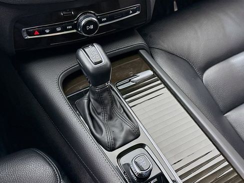 Used 2018 Volvo XC90 T6 Momentum w/ Convenience Package image 17