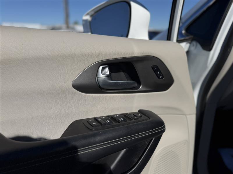 Used 2021 Chrysler Pacifica Touring-L w/ Premium & Safety Sphere Group FWD image 11