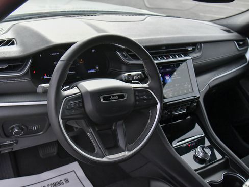 Used 2024 Jeep Grand Cherokee L Laredo image 16