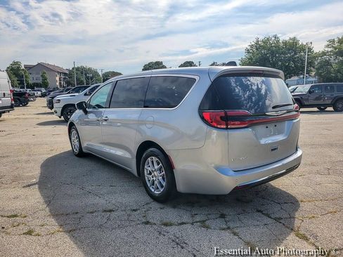 Used 2023 Chrysler Pacifica Touring-L FWD image 11