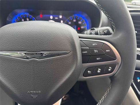 Used 2023 Chrysler Pacifica Touring-L FWD image 19