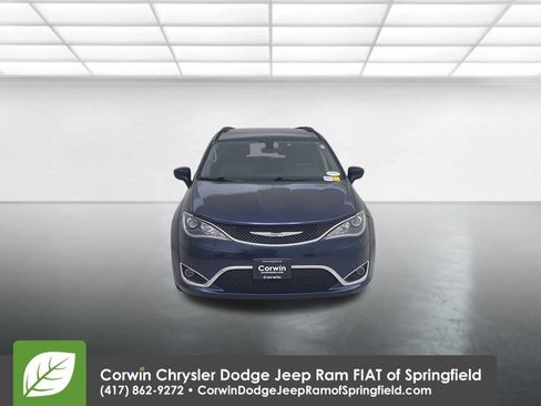 Used 2017 Chrysler Pacifica Touring-L image 5