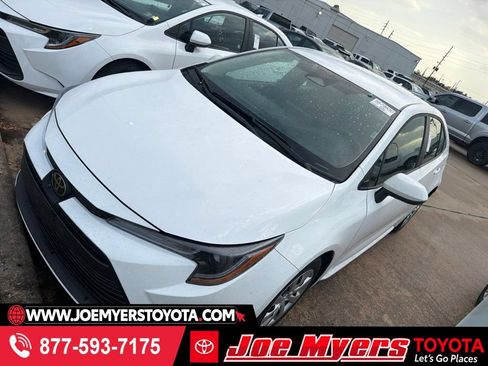 Used 2025 Toyota Corolla LE FWD image 1