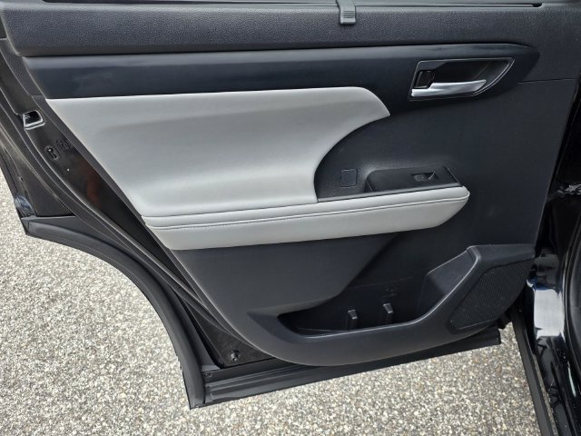 Used 2021 Toyota Highlander XLE FWD image 35