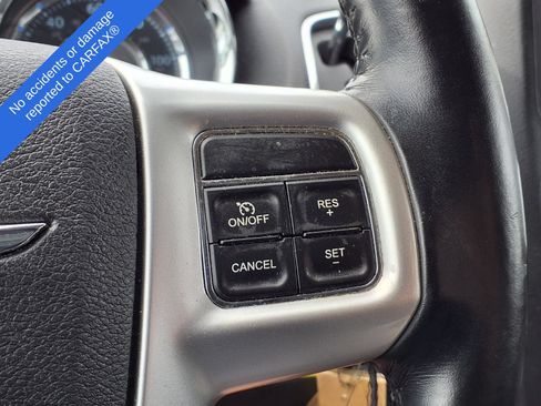 Used 2015 Chrysler Town & Country Touring-L FWD image 27