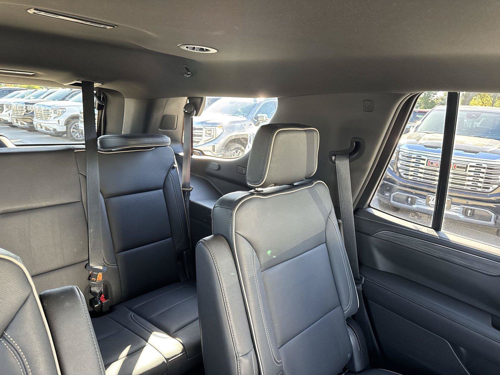 Used 2023 GMC Yukon SLT w/ SLT Luxury Package AWD/4WD image 15