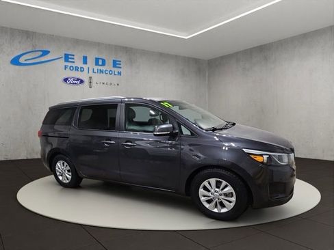 Used 2017 Kia Sedona LX w/ LX Essentials Premium Package image 6