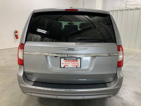 Used 2014 Chrysler Town & Country Touring-L image 7