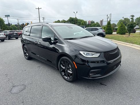 Used 2026 Chrysler Pacifica Select w/ S Appearance Package FWD image 2