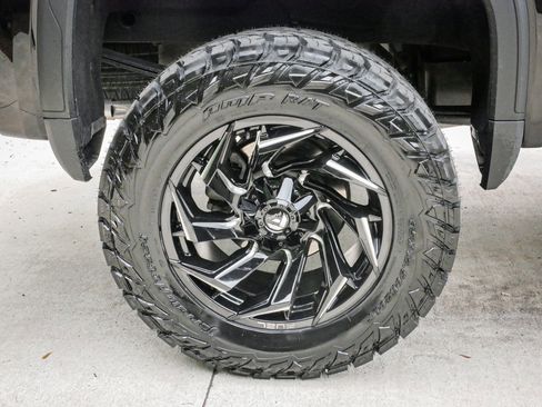 Used 2025 GMC Sierra 1500 AT4 w/ Technology Package AWD/4WD image 13