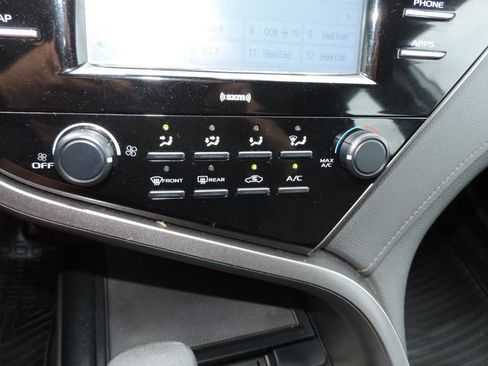 Used 2020 Toyota Camry LE FWD image 21