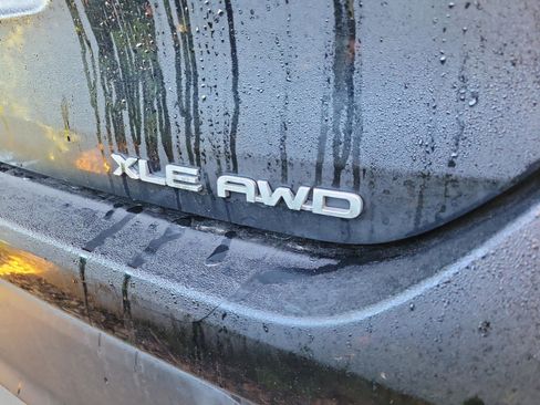 Used 2024 Toyota Highlander XLE image 24