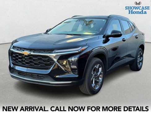 Used 2025 Chevrolet Trax LT image 2