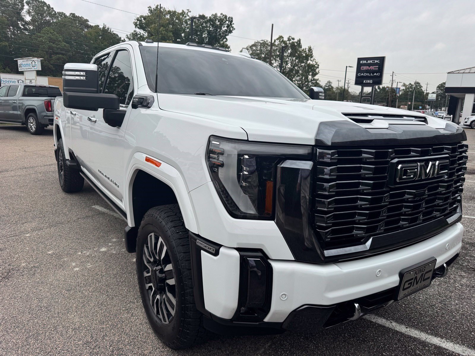 Used 2024 GMC Sierra 2500 Denali Ultimate AWD/4WD image 7