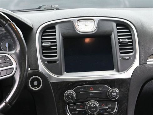 Used 2017 Chrysler 300 C image 26