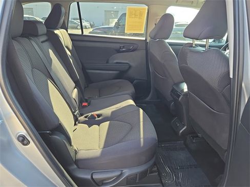 Used 2024 Toyota Highlander LE image 14
