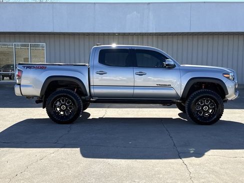 Used 2021 Toyota Tacoma TRD Off-Road image 2