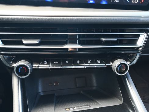 Used 2024 Chevrolet Traverse LT image 26