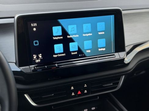 Used 2025 Volkswagen Atlas Cross Sport SE image 19