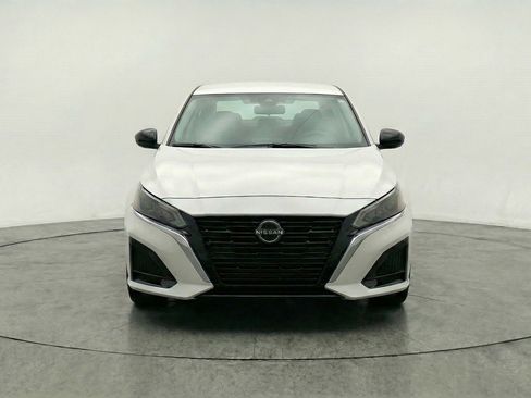 Used 2025 Nissan Altima 2.5 SV FWD image 2