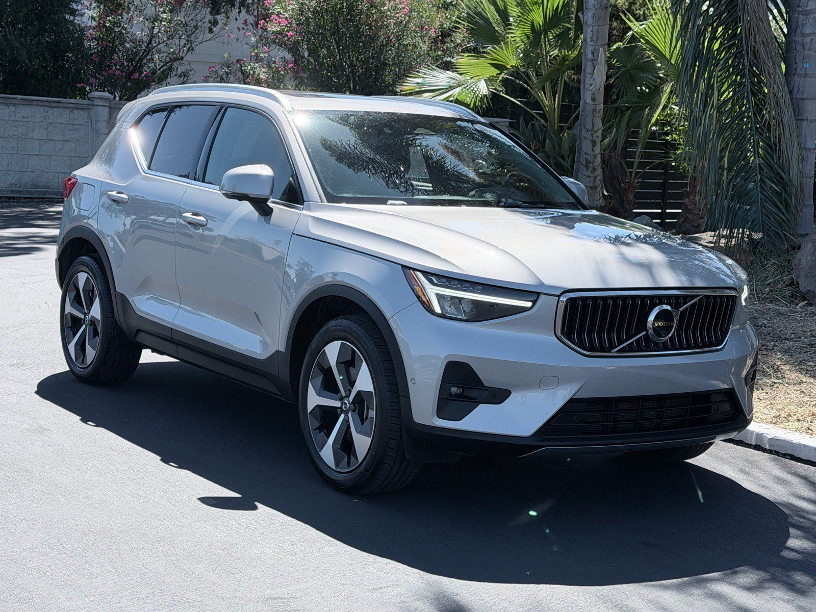 Used 2025 Volvo XC40 B5 Plus AWD/4WD image 4