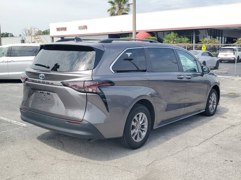 Used 2024 Toyota Sienna XLE FWD image 4
