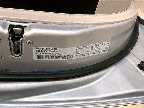 Used 2024 Chrysler Pacifica Touring-L image 26