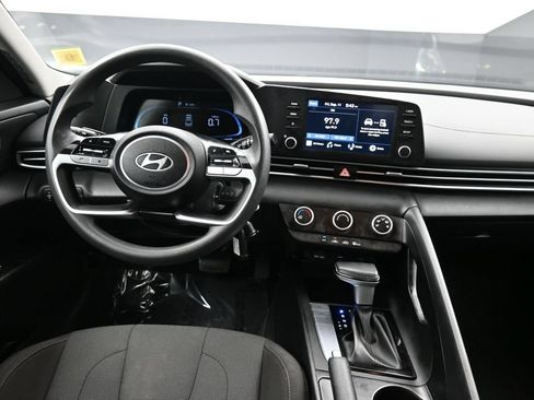 Certified 2025 Hyundai Elantra SE FWD image 19