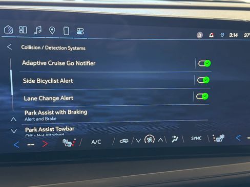 Used 2025 Chevrolet Traverse LT image 49